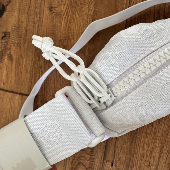 New Supreme Woven Shoulder Bag White SS23 Jacquard Adjustable HTF - Picture 5 of 14